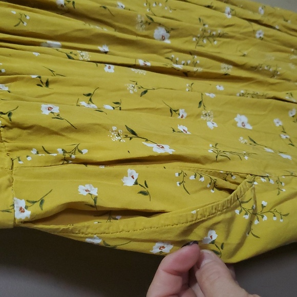 Old Navy Yellow Floral Jumpsuit Size Large - Picture 5 of 5
